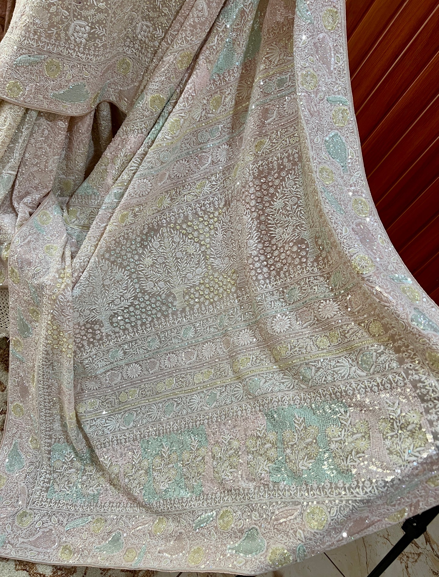 Suhaan Chikankari Ek Taar Saree
